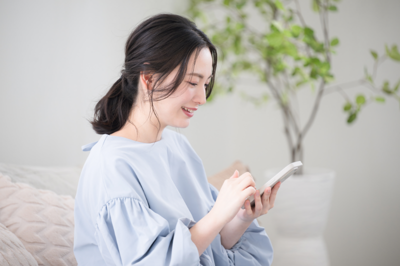 スマートフォンで東京ガスのカスタマーサービスを利用する女性｜最新システム「クラーケン」でスムーズな対応を実現